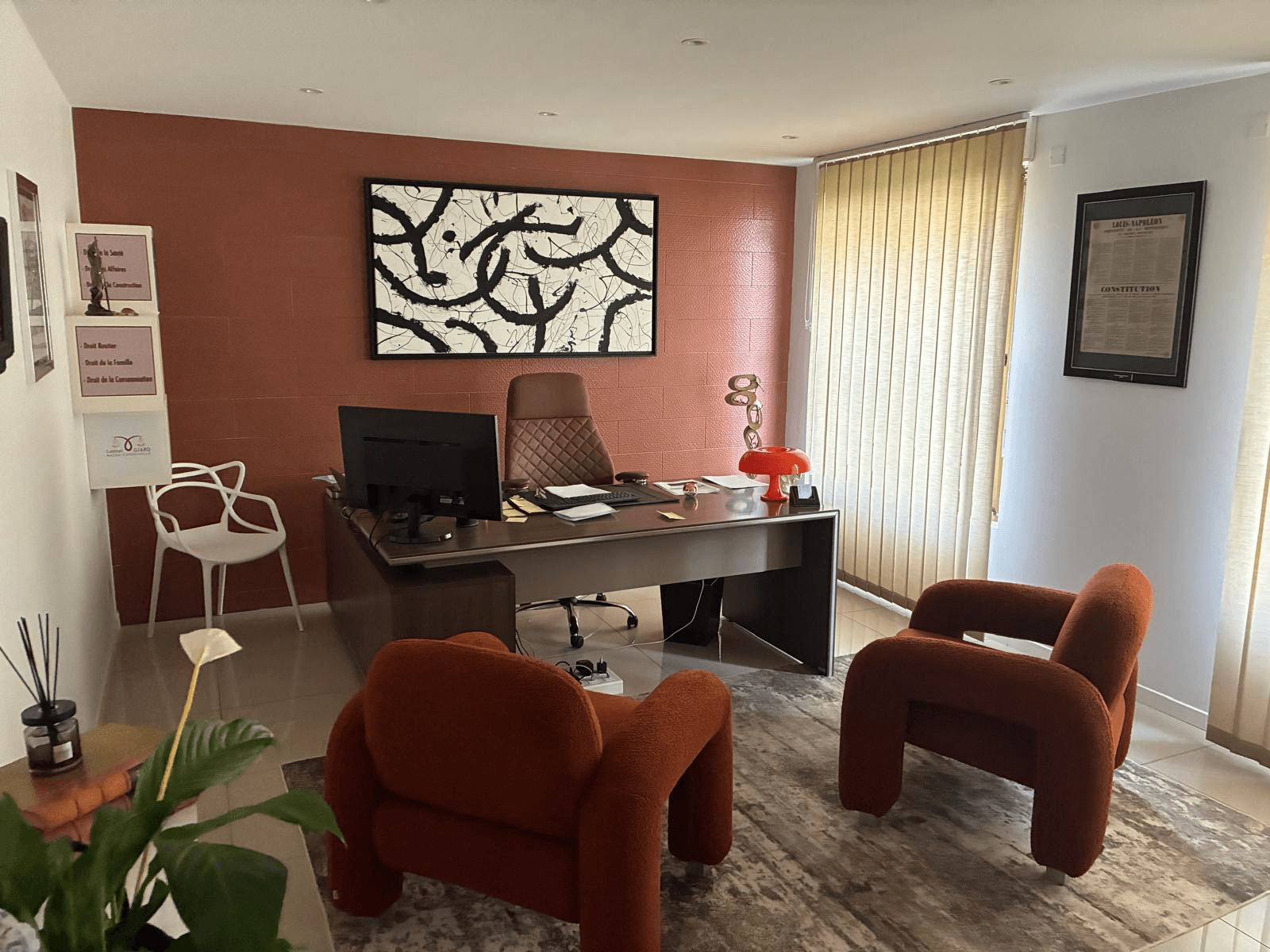 Le bureau de Me Giard, mur terracotta et fauteuils