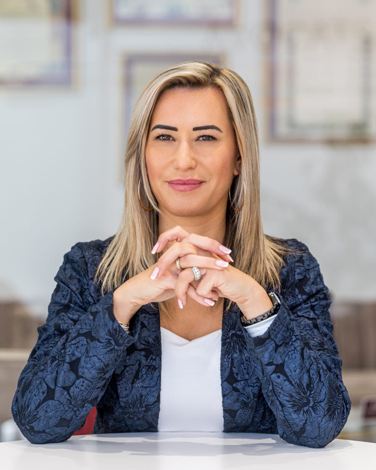 Me Justine Giard, avocate au barreau de Pau, dans la salle de réunion du cabinet