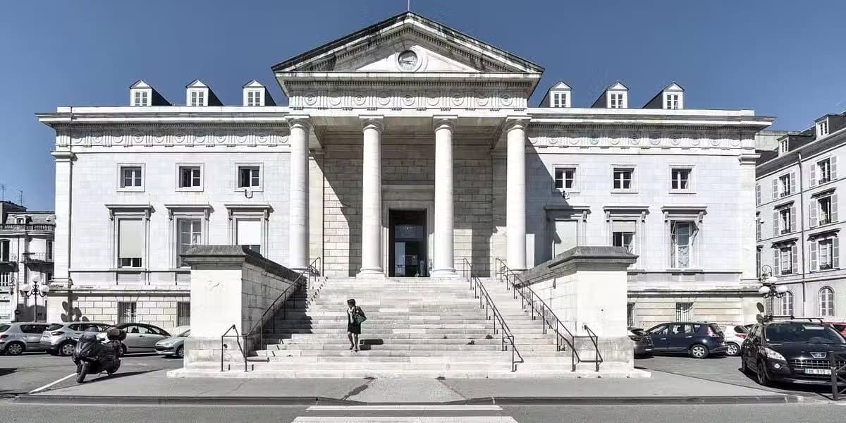 Le palais de justice de Pau, colonnes et escalier